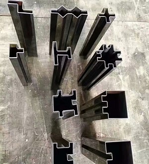 2323